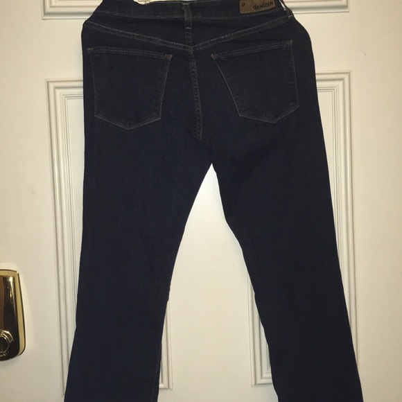 Women’s Levi jeans - Picture 3 of 3